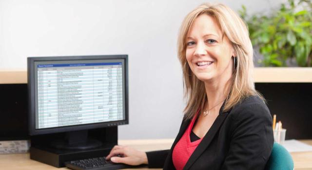 Incapacidad permanente total para la profesión habitual. Directora de sucursal bancaria que padece trastorno depresivo y fractura distal de peroné izquierdo Discriminación por razón de discapacidad: el TSJ de Galicia declara nulo el cese por IPT de una ex directora de sucursal bancaria que prestaba servicios en un puesto adaptado. Imagen de una chica sonriente sentada con su ordenador