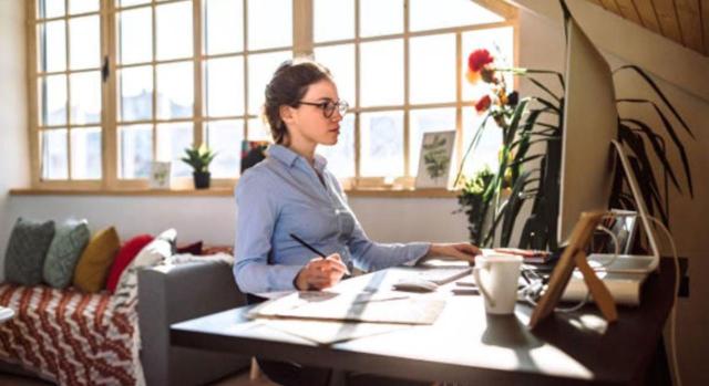 Contrato de teletrabajo. Es válida la cláusula que obliga al empleado a facilitar a la empresa su correo electrónico y número de teléfono personal por si fuera necesario contactar con él por urgencias del servicio. Imagen de una chica teletrabajando desde su salón de casa