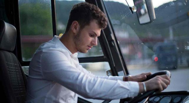 Despido disciplinario; conductor de autobús; drogas. Chico joven conduce un autocar