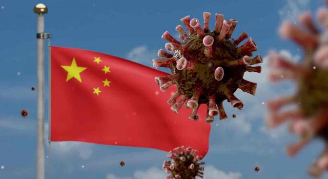 Bandera de China y flotando alrededor de ella el virus del Covid