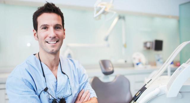 Es necesario atender a las circunstancias de cada caso. Imagen de dentista sonriente en la sala de examen