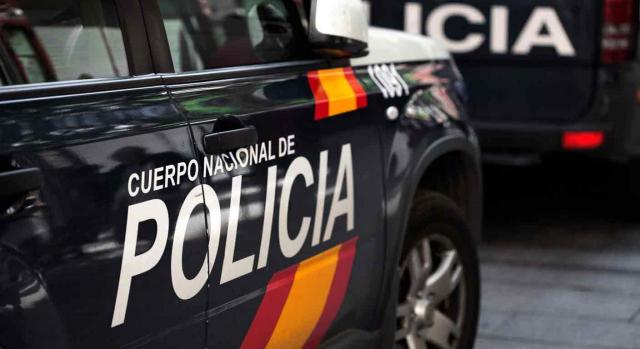 Permiso retribuido recuperable; trabajadores que no prestan servicios esenciales. Coche policía