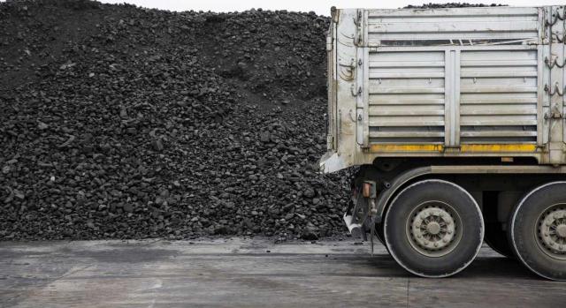 Coeficiente reductor de la edad de jubilación para conductor de exterior en instalaciones mineras. Imagen de un camión lleno de carbón