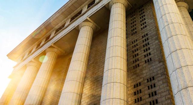 Consulte aquí la selección de sentencias más importantes recopiladas entre el 1 y el 15 de julio de 2026. Imagen de unas columnas de un edificio constitucional