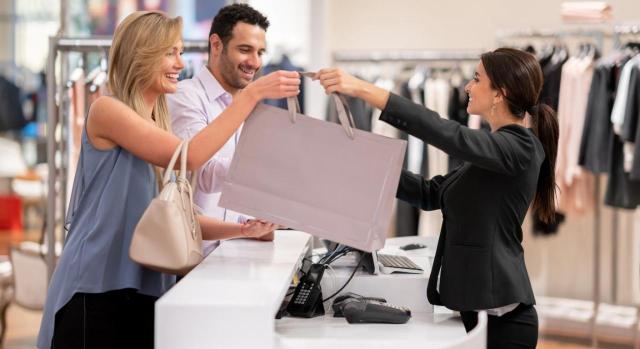 Este derecho no debe incidir por sí mismo en la jornada anual o su distribución. Pareja comprando en tienda popular textil