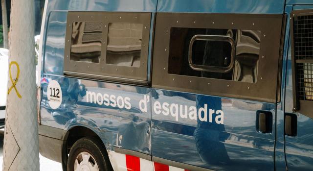 El orden de lo contencioso-administrativo es competente para conocer de los procesos sobre materia electoral que afecten a los Mossos d´Esquadra. Imagen de una furgoneta de los Mossos d´Esquadra