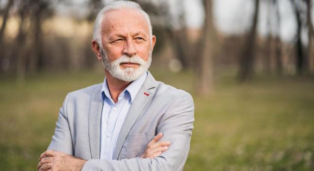 La LGSS no prevé el abono de intereses en la relación de protección. Solicitante varón. Su denegación injusta por prescripción no otorga derecho a la condena en costas de la entidad gestora. Imagen de un hombre en un parque