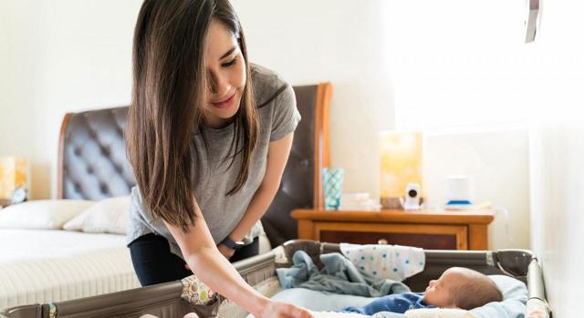 Complemento por maternidad; nacimiento; redacción vigente. Imagen de una mujer con bebés