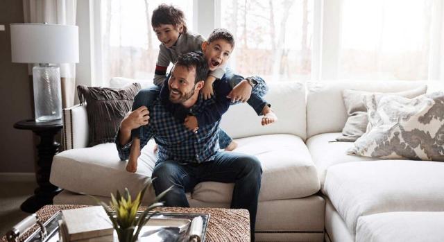 El TSJ de Galicia pide al TJUE que determine si la Seguridad Social discrimina por sexo al obligar a pensionistas a reclamar judicialmente el plus de maternidad. Imagen de padre jugando con sus hijos en casa