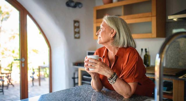 Complemento de pensión; brecha de género; aportación demográfica. Imagen de una mujer mayor con una taza en la mano