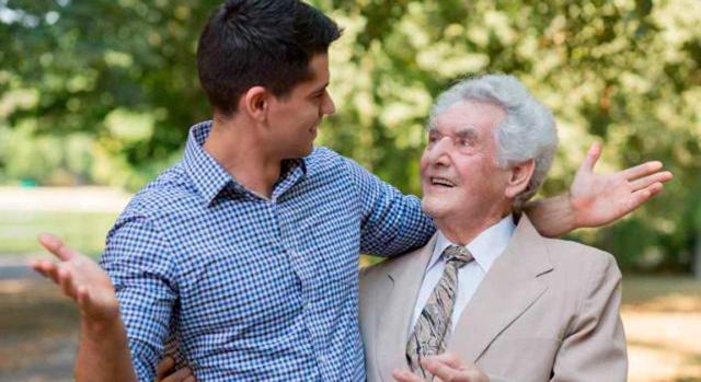 No puede considerarse una medida de acción positiva. Persona joven abrazando a una persona de la tercera edad sonrientes