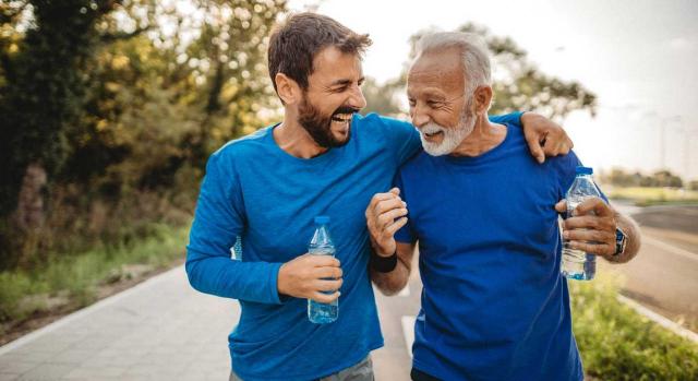 El complemento debe fijarse en un porcentaje de la pensión inicial. Imagen de dos hombres haciendo ejercicio