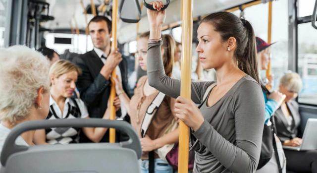 Cuando el cambio de centro de trabajo le puede salir caro al empleador. Imagen de mujer viajando en metro