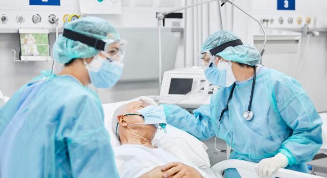 El TS condena al Servicio Madrileño de Salud a pagar los gastos a un paciente que ingresó en un hospital privado tras recibir el alta en uno público durante la pandemia. Imagen de una doctora hablando con su paciente en la camilla del hospital