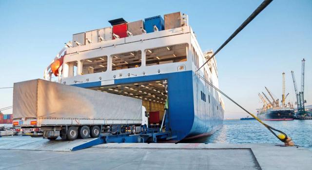 Se trata de una previsión más favorable para los trabajadores. Imagen de ferry transportando mercancía