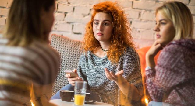 La obtención de la plaza fija ya repara el daño causado La obtención de la plaza fija ya repara el daño causado. Imagen de tres chicas hablando y tomando algo en una mesa