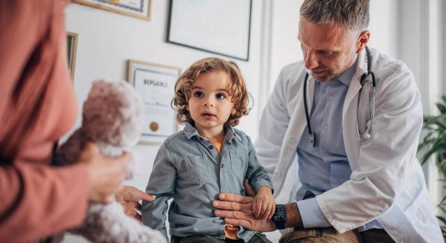 La enfermedad de la menor generó una situación imprevista que requería la asistencia inmediata del progenitor. Médico examinando a un niño en una consulta