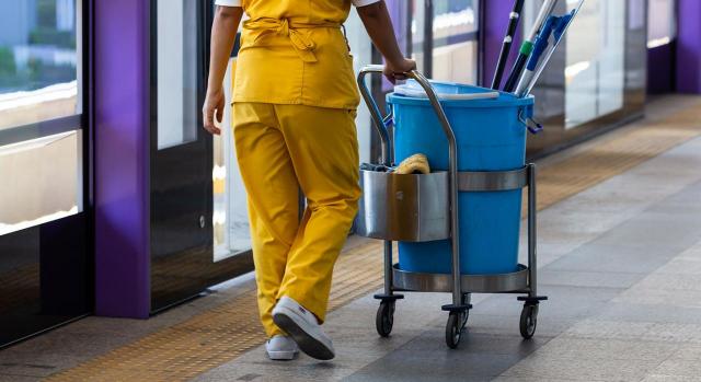 Contrata de limpieza; subrogación. Imagen de una mujer trabajando en la limpieza