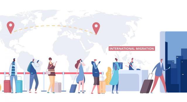 Contratación extranjeros 2024: migración circular y migración estable. Imagen de una fila de gente extranjera haciendo cola para entrar a la puerta de International Migration