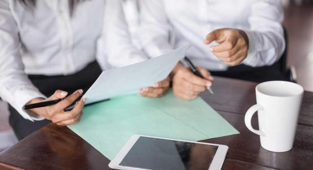 Actualizados los módulos económicos de la formación vinculada al contrato de formación en alternancia Actualizados los módulos económicos de la formación vinculada al contrato de formación en alternancia. Imagen de una persona firmando un contrato