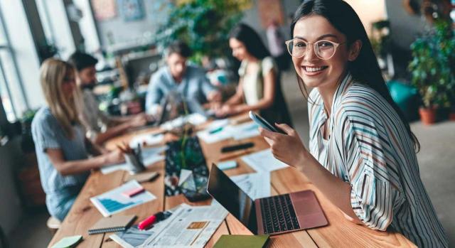 ¿Puedo contratar en prácticas a un trabajador extranjero? Imagen de personas de negocios trabajando