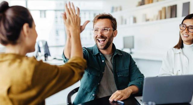 Procede la conversión en fijos de los trabajadores con contratos indefinidos no fijos o que han sufrido una utilización sucesiva de contratos temporales de carácter abusivo. Chicos jovenes contentos chocando sus manos muy contentos