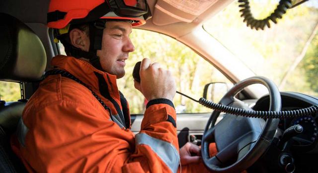 Convenio colectivo; categoría profesional. Imagen de un bombero conduciendo