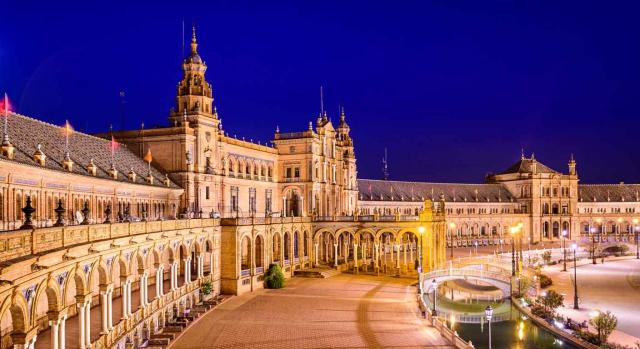 Convenios Colectivos Estatales, de CC. AA. y provinciales. Imagen de la Plaza de España en Sevilla