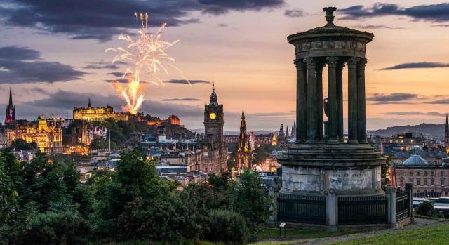 Convenios Colectivos Estatales, CC. AA. y provinciales. Imagen de fuegos artificiales en Edimburgo al anochecer