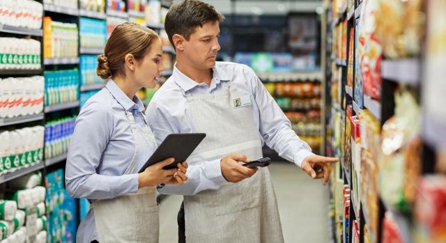 Convenios colectivos; supermercados y autoservicios de alimentación; empresas de trabajo temporal. Imagen de dos personas en un supermercado