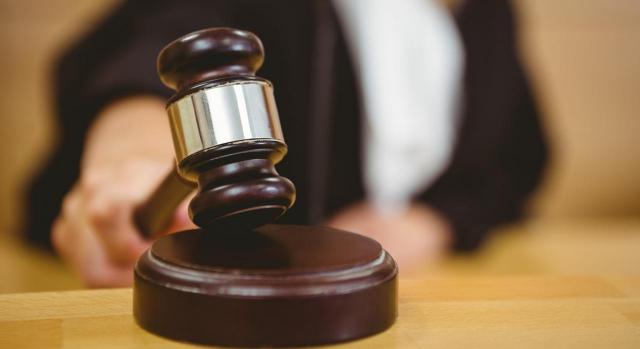 Cosa juzgada. El salario fijado en sentencia de despido vincula a las reclamaciones de cantidad tratadas en procesos posteriores. Imagen de un mazo de juez