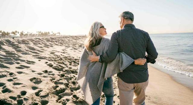 Jubilación a prorrata al amparo de los reglamentos comunitarios. Pareja jubilados paseando por la playa