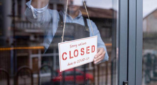 El despido objetivo tras el ERTE se entiende injustificado, pero no prohibido. Imagen de un establecimiento con el cierre de cerrado en la puerta