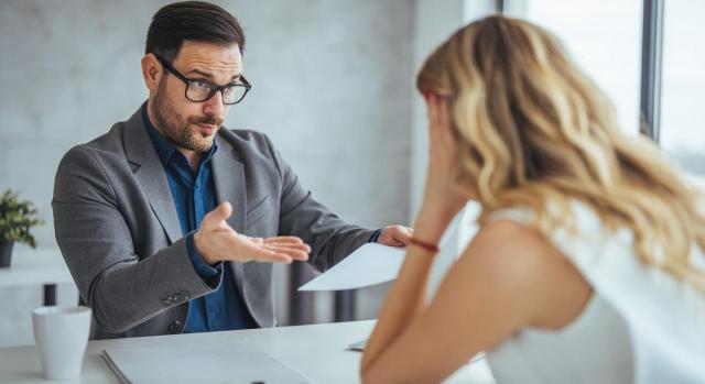 Crédito horario. La empresa puede requerir una genérica justificación del fin al que se ha aplicado. Imagen de un jefe echandole la bronca a una empleada