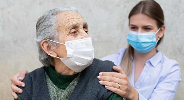 cuidadores no profesionales. Imagen de un cuidado con una anciana