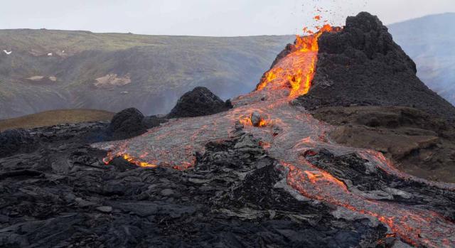 Aplazamiento y moratoria de cuotas para empresas y autónomos de La Palma. Imagen de volcán en erupción