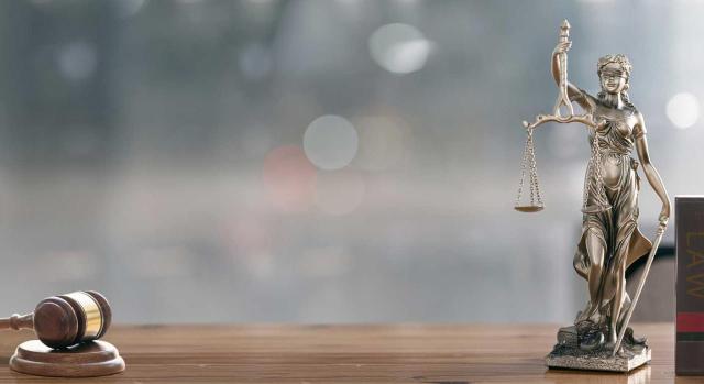 Selección de jurisprudencia (del 16 al 28 de febrero de 2026) Imagen de la dama de la justicia sobre un escritorio en el que también hay un mazo y unos libros de leyes