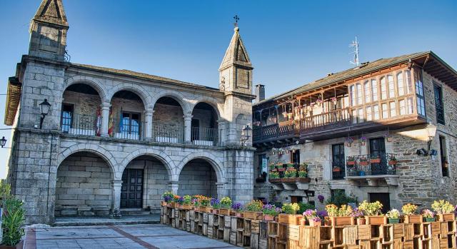 Proceso de despido frente a un ayuntamiento. Actos preprocesales. Notificación del cese sin indicar vía y plazo de impugnación. Imagen de la plaza del ayuntamiento de un pueblo