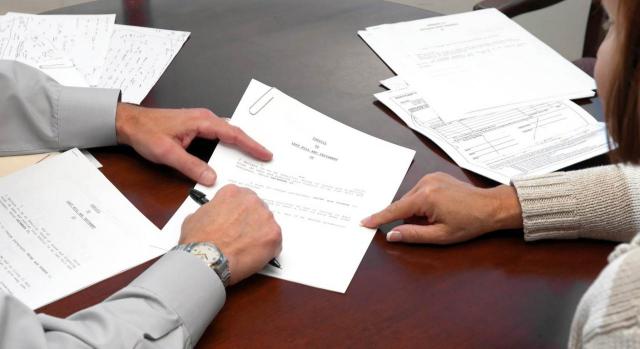 En la carta de despido ya se indicó al trabajador que la empresa había realizado averiguaciones para esclarecer los hechos. Imagen de mujer firmando un escrito