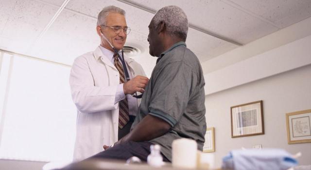 Doctor auscultando a paciente afroamericano