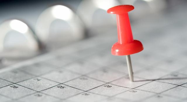 La caducidad del procedimiento de derivación de responsabilidad ante la solicitud de informe sobre grupo de empresas a la Inspección de Trabajo. Imagen de una chincheta roja sobre un calendario