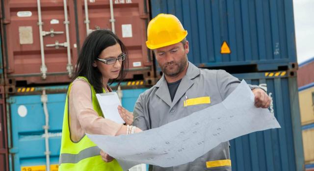 La actora percibía cantidades inferiores al SMI vigente en el año 2019. Imagen de dos personas del ámbito del transporte trabajando