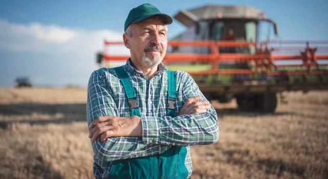 Procede dejar sin efecto la resolución que declaraba indebida la percepción de 16.953,47 euros. Imagen de retrato de un agricultor mayor en el campo agrícola