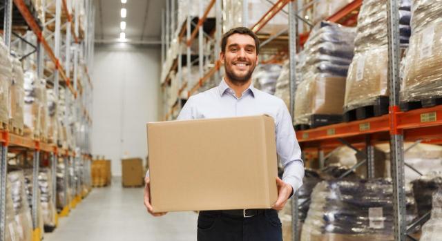Tiene derecho a desempleo parcial el trabajador incluido en un ERTE COVID en el que se acordó una reducción de jornada superior al 70 %. imagen de un chico en un almacen cargando una caja voluminosa