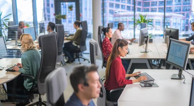 Contrata adjudicada para un servicio que se mantiene hasta su implantación en la empresa comitente. La negativa a la subrogación tras su finalización no se considera despido colectivo si los trabajadores siguen empleados por la adjudicataria. Imagen de un lugar de trabajo de atencial al cliente que trabaja en el centro de llamadas
