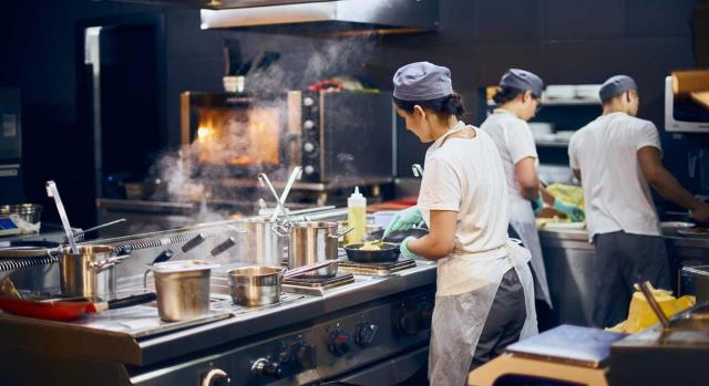 El escaso valor de lo sustraído es ponderado por la Sala. Imagen de equipo de cocineros