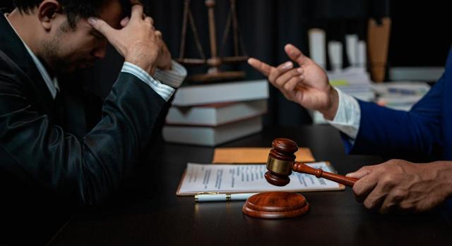 En el caso se anunció recurso de suplicación que fue inadmitido por el Juzgado. Abogado-cliente charlando