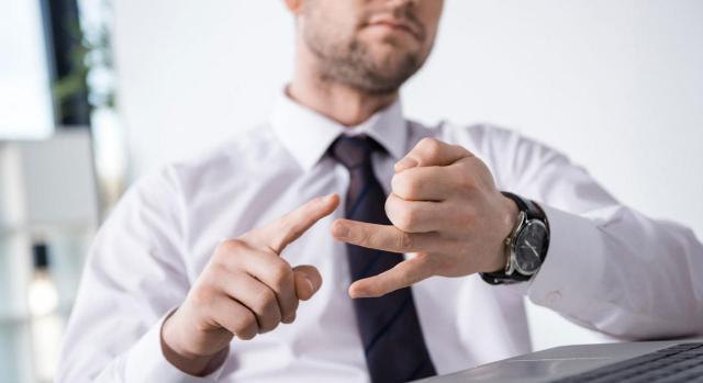 Despido improcedente. Imagen de hombre sentado en actitud de exposición de motivos