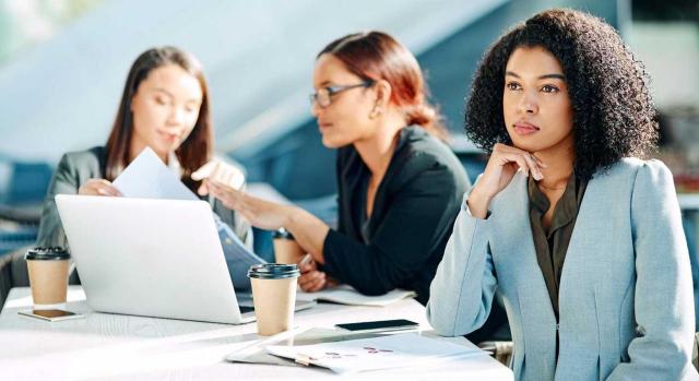 Despido silencioso: diagnóstico y problemas para la empresa. Imagen de tres mujeres, donde dos de ellas le hacen el vacío a una tercera