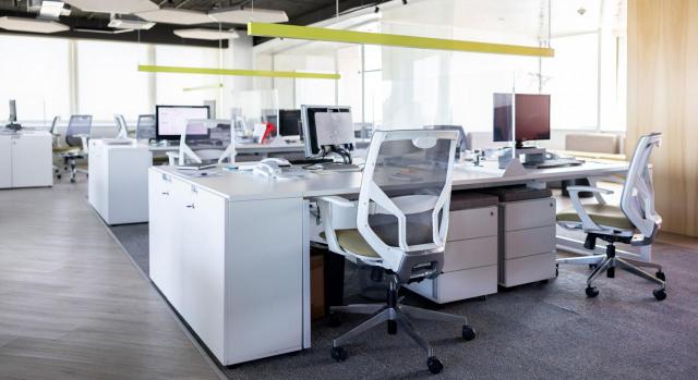. Despidos colectivos de hecho. Los traslados de trabajadores a otras empresas del grupo deben ser computados como extinciones contractuales por causas no inherentes a la persona del trabajador. Imagen de una oficina moderna vacía de empleados